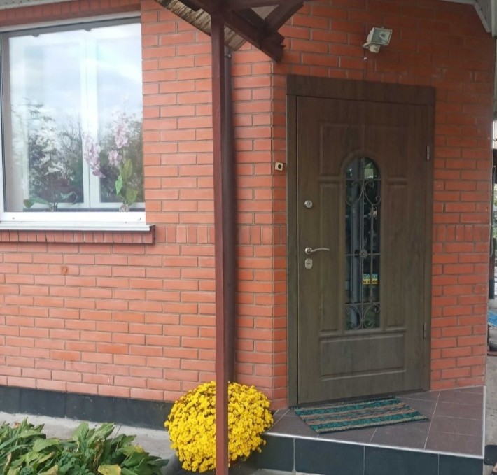 Добротний будинок розташований в тихому, чудовому місці. - фото 1