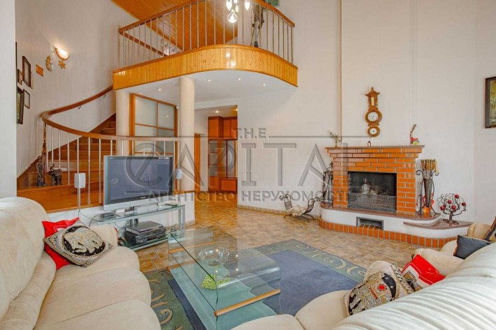 Пропонується на продаж затишний будинок із басейном - фото 1