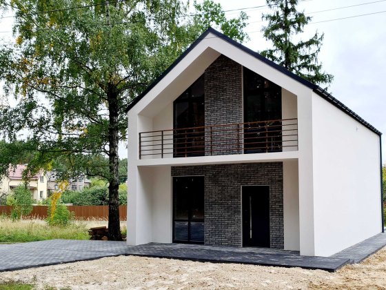 Будинок в лісі в мальовничій локації Київ