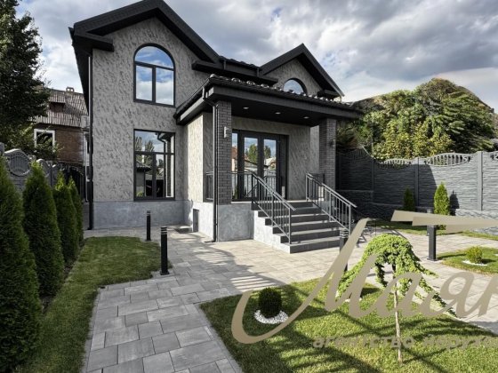 Новий будинок в центрі міста!