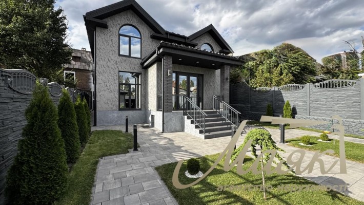 Новий будинок в центрі міста! - фото 1