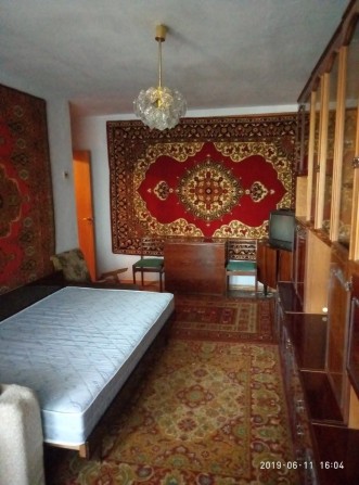 Сдам на один год двухкомнатную квартиру со всеми удобствами. - фото 1