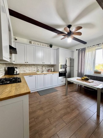 Продаж двоповерхового будинка з ремонтом та меблями - фото 1