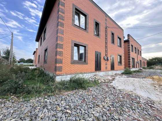 Продам таунхаус в котежному містечку все поруч Винница