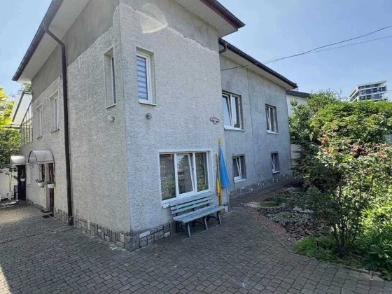 Продам будинок з земельною ділянкою 5 сот, в ближньому центрі Львів