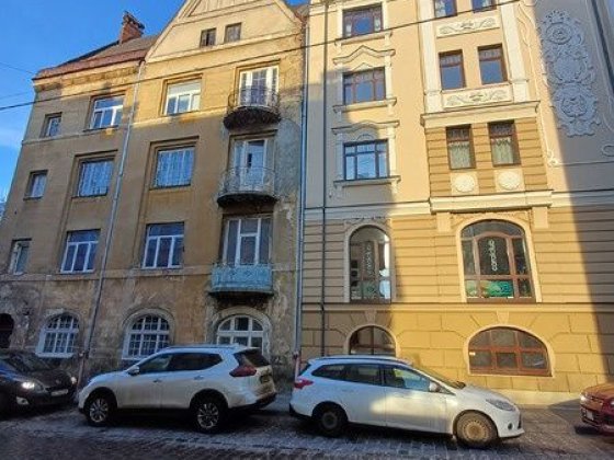 Продаж будинку  650 м кв окремо стоячого + земля 4 соток вул Лисенка Львов