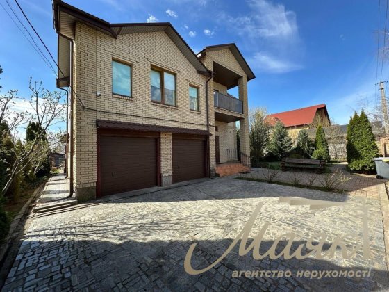 Ціну знижено!Чудовий, двоповерховий будинок на правому березі.