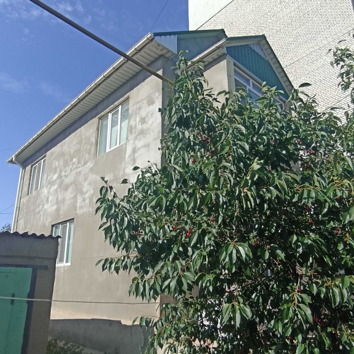 Продаю отдельно стоящий дом в общем дворе - фото 1