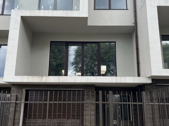 Таунхаус 160м2 з гаражем та ділянкою біля озера Петропавлівка! Петропавлівська Борщагівка