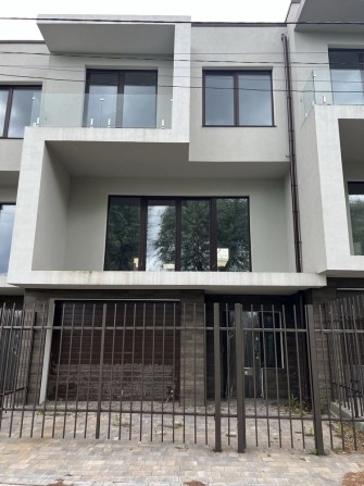 Таунхаус 160м2 з гаражем та ділянкою біля озера Петропавлівка! - фото 1