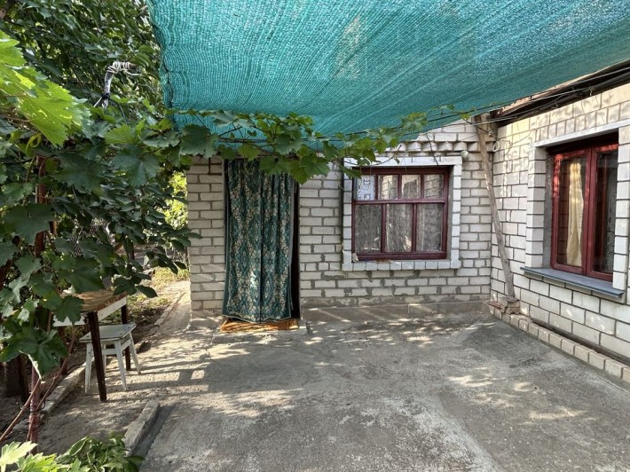 Фасадна частина будинку із власним двориком - фото 1