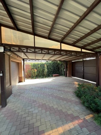 Продаётся добротный 2-х этажный дом. Центр Варваровки. Сертификат! - фото 1