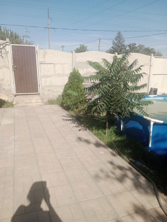 Хозяин срочно продам пол дома. - фото 1