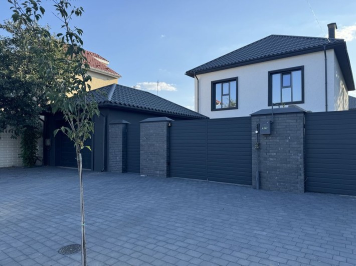 Продаж нового сучасного будинку з гаражем в Центральному районі - фото 1