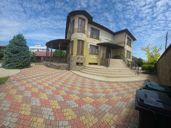 Продаю двоповерховий будинок Варварівка берег євроремонт гараж земля Миколаїв