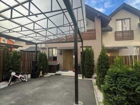 Свой участок машина во дворе Петропавлівська Борщагівка