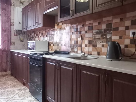 Євро2к з двома диванами, індивідуальним опаленням, величезною лоджією Буча