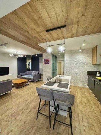 Оренда комфортної  3 кім. квартири в новобудові по вул. Незалежності - фото 1