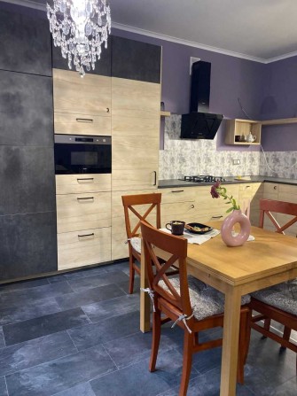 Здається в оренду простора 3-кімнатна квартира в центрі міста - фото 1