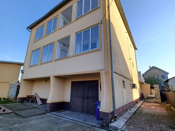 Здається 3х км кватира в будинку на дві квартири!!! Ивано-Франковск