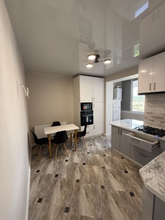 Трикімнатна квартира поруч Метро - фото 1