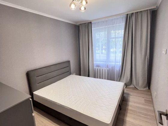 3кім біля готелю Мир Ровно