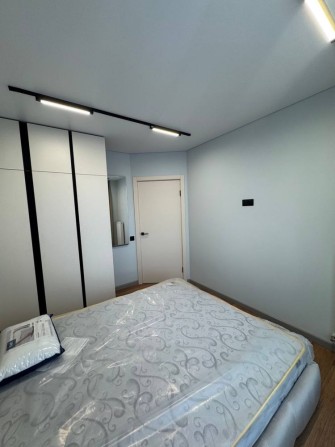 Перша здача! Стильна 1-кімнатна квартира з терасою в центрі міста - фото 1