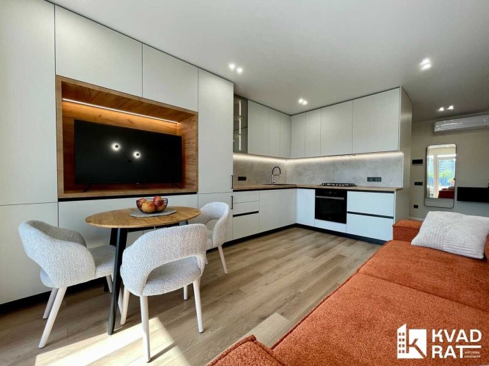 Оренда шикарної квартири з кухнею-студією та балконом! - фото 1