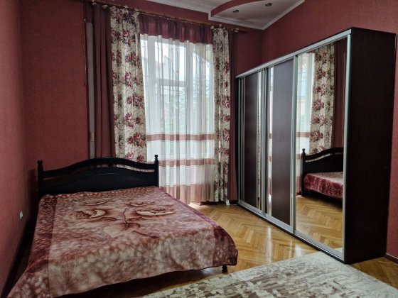 Здається 2-к ст.ф. вул.  Богдана Хмельницького Чернівці