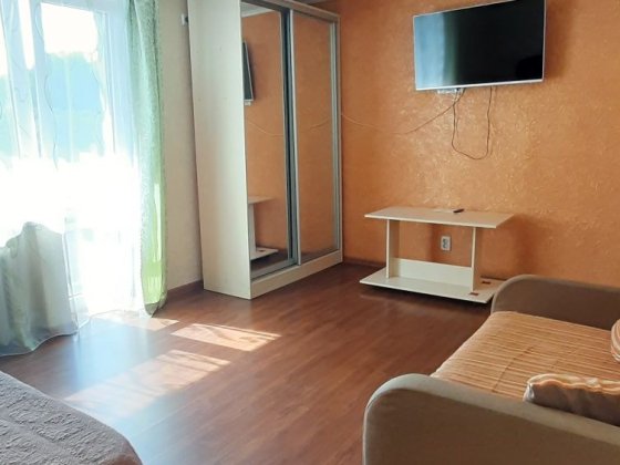 Свiтла 1-кiмн. квартира, на Комарова , балкон, 3 поверх, велика кухня. Черновцы