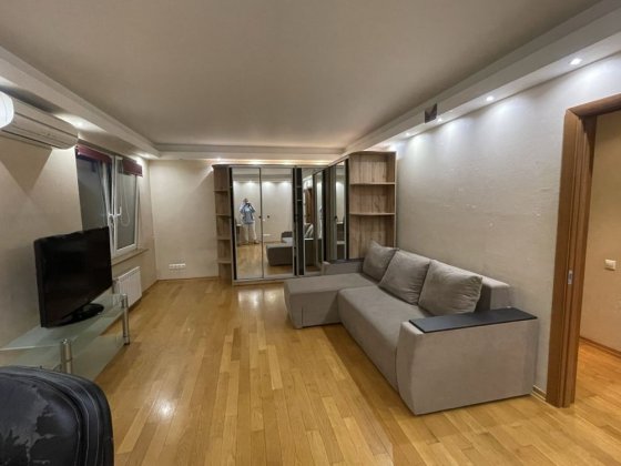 2 комнатная кв. Соломенский район .ст.метро «Шулявска» Киев