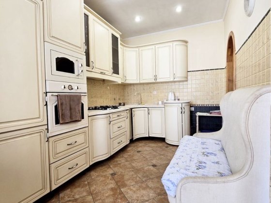 ЦЕНТР! Здам ПРОСТОРУ 3х кімнатну з ДВОРОМ, УНіВЕРСИТЕТСЬКА - Сковороди Черновцы