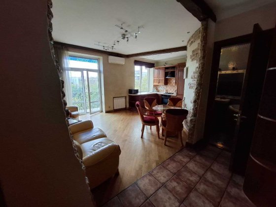 Здається простора 2-кімнатна квартира з кухнею-студією на Половецькій Київ