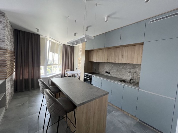 Видова простора 1 кмн квартира в самому центрі міста - фото 1