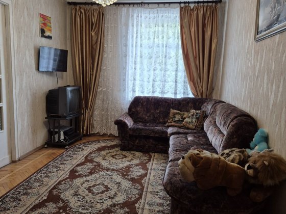 2-кімнатна сталінка . Центр. Площа. Чернигов