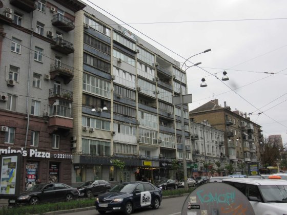 Двухкомнатная Бассейная срочно сдам Киев