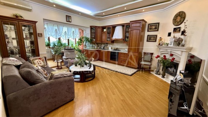 Оренда 3-кімнатна, вул. Богомольця, є власне ПАРКОМІСЦЕ - фото 1