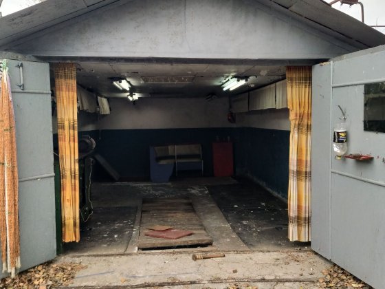 Железные гаражи в яме Нікополь