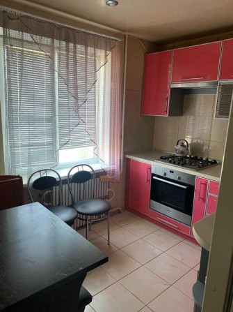 Сдается 2 комнатная квартира  по ул. Сытова в хорошем состоянии - фото 1