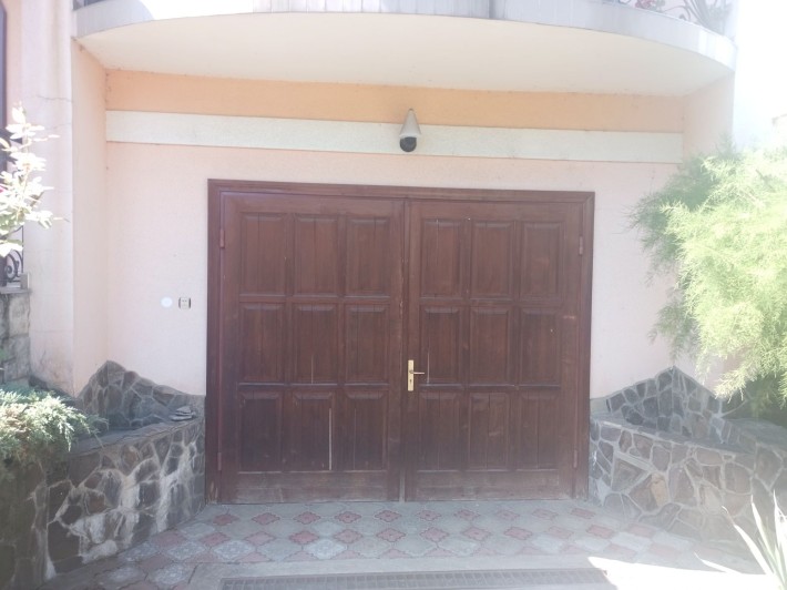 Гараж та паркомісце у приватному будинку - фото 1