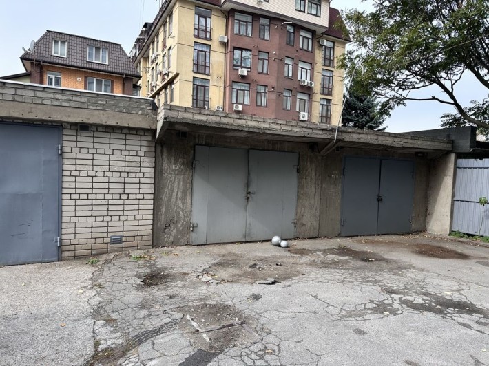 Продам капитальный ГАРАЖ ул. Рабочая (двор 152 дома) - фото 1