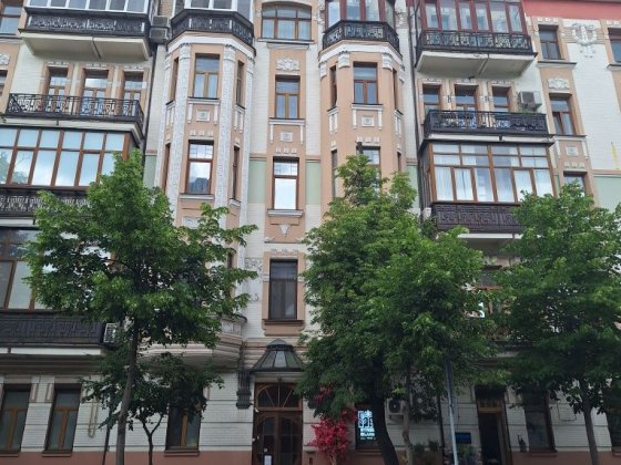 Інститутська, б.13/4, 1 поверх, 44 кв м. Царський будинок 15000грн Київ