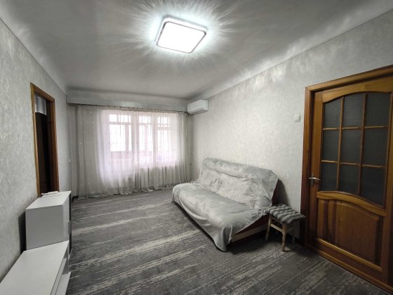 Здається 3 кв. в р-ні зупинки Анголенко.