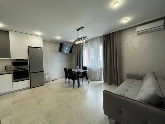 Оренда 3 кімн квартири з власним паркомісцем.Ближній центр.