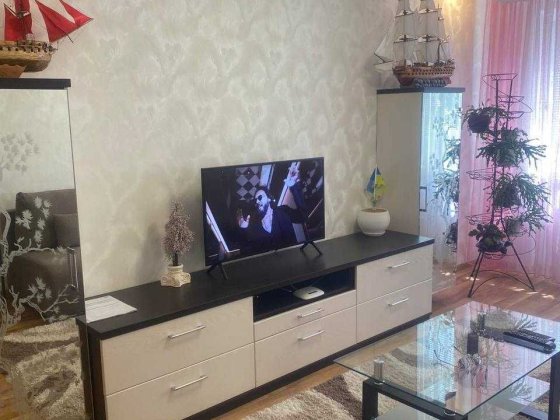 С дам 2-х комн.кв., ул.Комарова 6-а, 3/5, комнаты раздельные