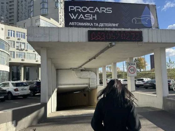 Паркінг на Оболонській набережній для мотоциклів та авто Киев