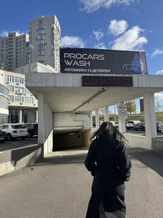 Паркінг на Оболонській набережній для мотоциклів та авто - фото 1