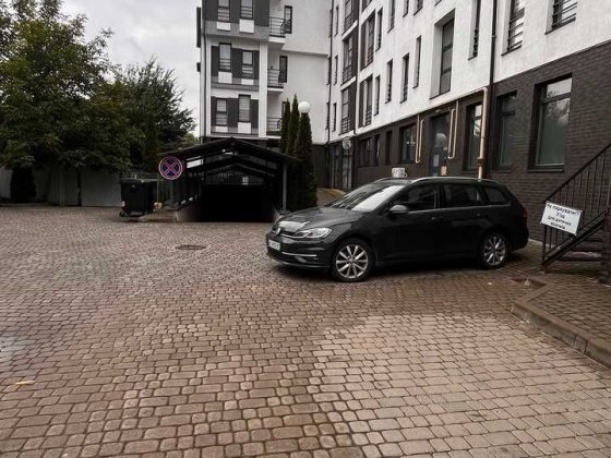 Продаж 2-х паркомісць 9,10 у  паркінгу, вул. Б. Хмельницького Львов