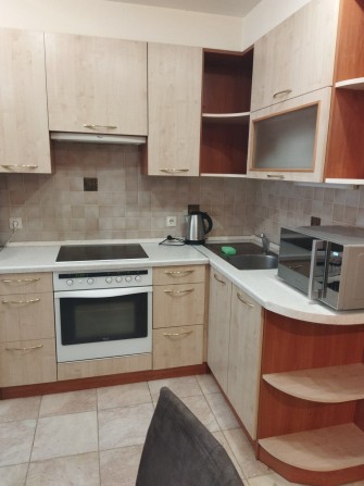 Сдаётся крупногабаритная квартира с нишей в центре. - фото 1