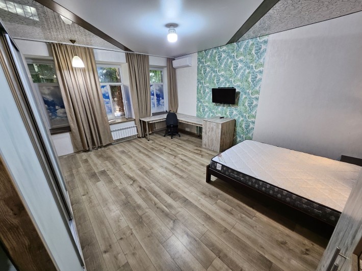 Центр, квартира студия, 2 паркоместа можно с детьми и животными мебель - фото 1